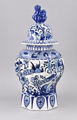 vase bleu et blanc surmonté d'un oiseau