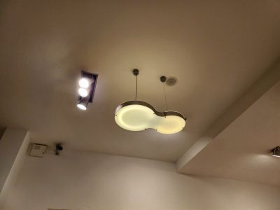 4 Suspension en PVC de forme violonée.