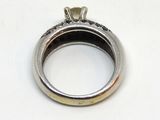 un gros plan d'une bague en argent sertie d'un diamant