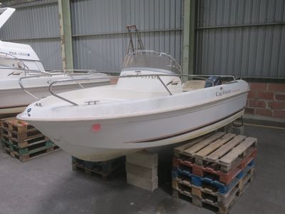 deux bateaux posés sur des palettes dans un entrepôt