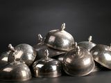 un tas de clochettes en argent posé sur une table
