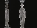 deux bougeoirs en verre transparent posés sur une table