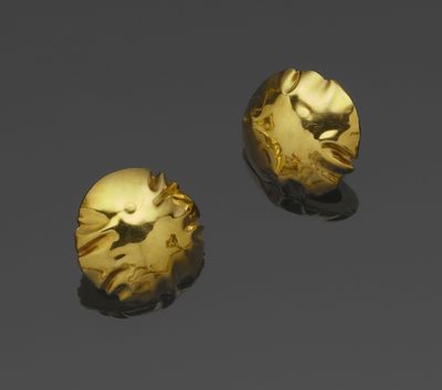 une paire de boucles d'oreilles en or, par personne