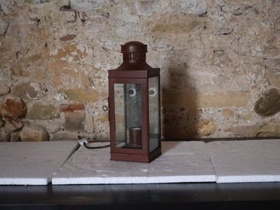 une petite lanterne posée sur une table