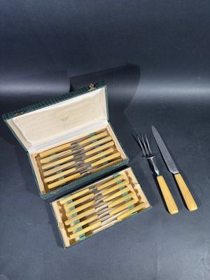 deux fourchettes et un couteau dans une boîte contenant un couteau et une fourchette
