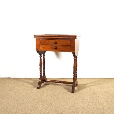 une petite table en bois surmontée d'un tiroir