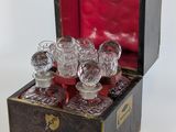 une petite boîte contenant un ensemble de verres