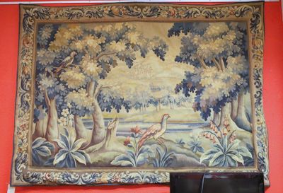 une tapisserie accrochée au mur d'une pièce