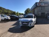 l'avant d'une voiture blanche garée devant un immeuble