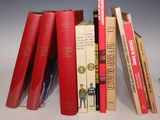 plusieurs livres sont empilés sur une table