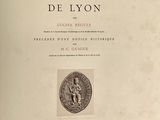 la couverture d'un livre sur laquelle figure la photo d'un homme tenant une médaille