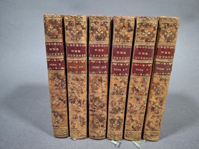 cinq vieux livres empilés les uns sur les autres sur une table