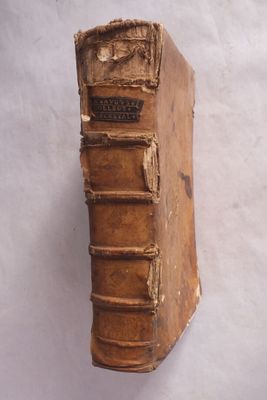 un vieux livre posé sur une surface blanche