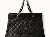 un sac Chanel noir auquel est suspendue une chaîne dorée