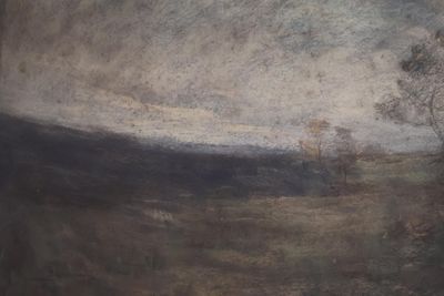 un tableau représentant un arbre dans un champ, avec le ciel en arrière-plan