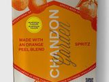 une image représentant un sachet de jus d'orange posé sur une surface blanche
