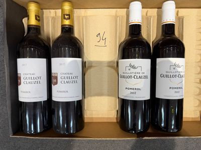 Il y a trois bouteilles de vin dans une boîte posée sur une table