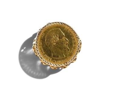 Gros plan sur une bague ornée d'une pièce d'or