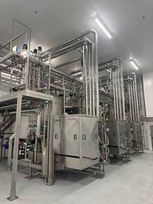 une grande machine qui se trouve à l'intérieur d'un bâtiment