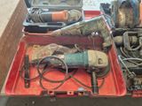 une boîte rouge contenant des outils, posée sur une table