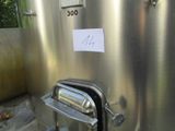 une photo d'une cuve en acier inoxydable sur laquelle est collé un autocollant