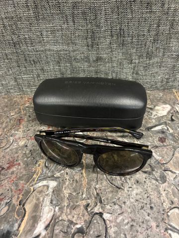 Dries Van Noten, Paire de lunette de soleil, dans leur étui d’ori...