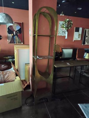 une pièce dans laquelle se trouvent de nombreux meubles