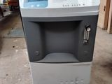 une machine posée sur le sol dans le garage