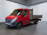un camion rouge garé à l'intérieur d'un bâtiment