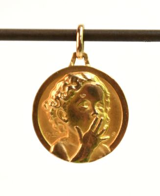 une pièce d'or portant un visage de femme