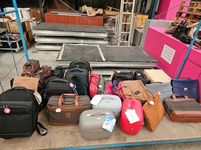de nombreux bagages posés sur une table à l'extérieur