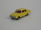 petite voiture jaune posée sur une surface blanche, avec un fond blanc