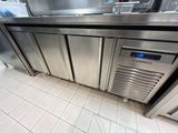 un grand réfrigérateur en acier inoxydable au milieu d'une cuisine