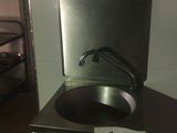 un lavabo et des toilettes dans une petite pièce