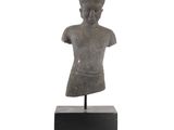 une image représentant une statue d'une personne portant un chapeau sur la tête