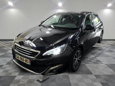 la photo d'une voiture noire garée dans un garage