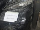 une pile de sacs en plastique noirs posée sur une palette
