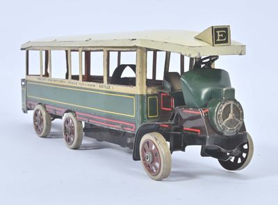 un petit train posé sur une surface blanche