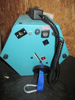 une machine bleue posée sur une table