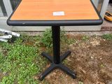 une petite table sur laquelle est posée une étiquette