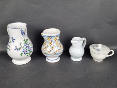 Quatre types différents de vases et de coupes sont alignés sur une surface noire