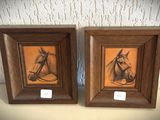 tableau représentant un cheval et une tête de cheval, dans un cadre en bois