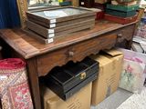 une table en bois sur laquelle se trouve un miroir