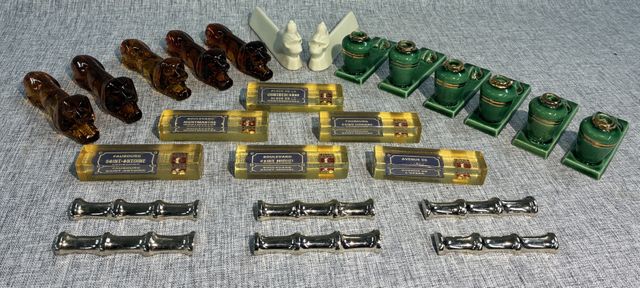 Portes couteaux : 6 métal bambou, 6 faïence verte, 5 verre teinté