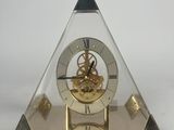 une horloge en forme de pyramide avec une autre horloge à l'intérieur