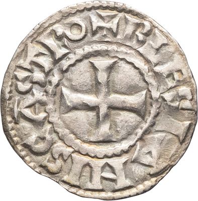 Gros plan sur une pièce de monnaie portant une croix