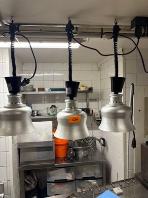 trois lampes suspendues au plafond dans une cuisine