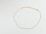 un bracelet en chaîne d'or orné d'un petit cœur