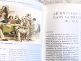 un livre ouvert sur lequel figure l'image d'un groupe de personnes assises autour d'une table