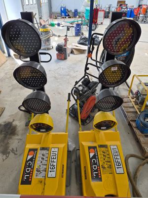 two lights that are sitting on top of a pallet